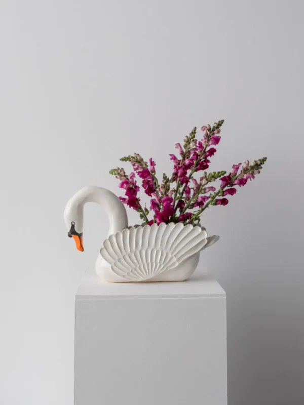 05 AMELIA BIRD the swans bow, 2026, ceramic